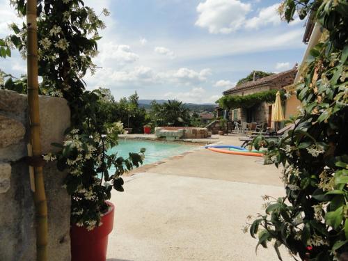 茹瓦厄斯奥可里克斯杜尚邦住宿加早餐旅馆的享有泳池美景。