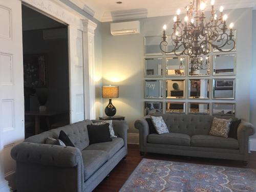新奥尔良WG Creole House 1850的带沙发和吊灯的客厅
