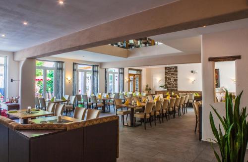 法尔维希兰得卡斯豪福酒厂谷仓酒店的餐厅设有桌椅和窗户。