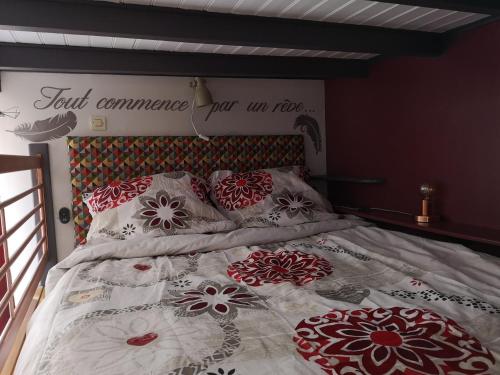 奥尔沃Orval et Sens - Les Caudalies Studio的一张带红色和白色枕头的床