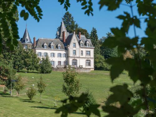 Bonnac-la-Côte圣安托尼城堡酒店的草场上树木繁茂的老房子
