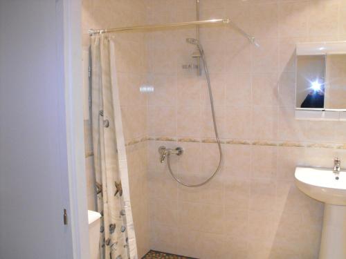 保拉扎克Chambres chez l'habitant Coco2的带淋浴和盥洗盆的浴室