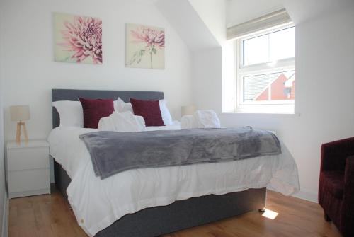 南安普敦Coach House的一间卧室设有一张大床和一个窗户。