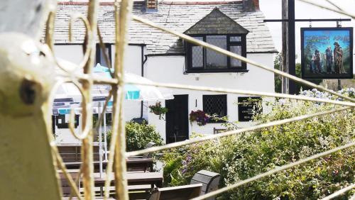 Cornish Arms Inn Port Isaac 2 miles的阳台或露台