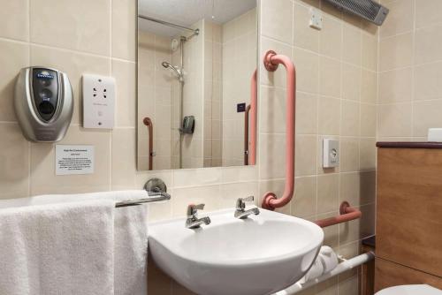 坎诺克戴斯茵坎诺克酒店 - 诺顿凯恩斯的一间带水槽和淋浴的浴室
