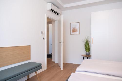 格拉茨MH Living - 5 - Scandinavian Living Dream in Center的一间卧室配有两张床,桌子上放着植物