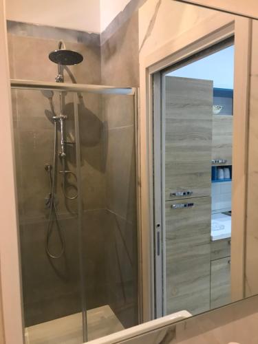 玛格丽塔萨沃亚Salinis Apartments的浴室里设有玻璃门淋浴