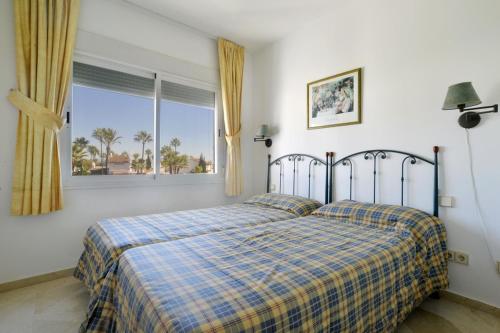 Stunning Penthouse Just Footsteps Away from Estepona's Beaches客房内的一张或多张床位