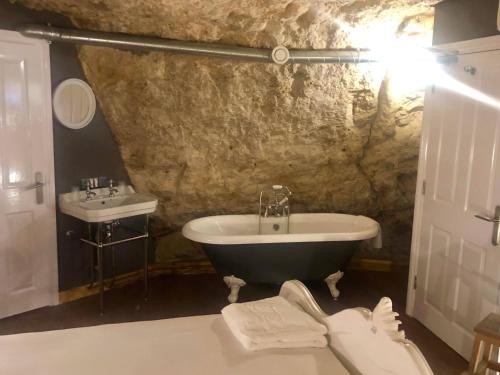 南希尔兹The Grotto的带浴缸和盥洗盆的浴室
