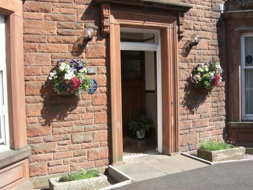 邓弗里斯Hamilton House的门上有两个花盒的砖砌建筑