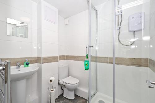 伦敦Harlinger Lodge Annexe的带淋浴和卫生间的白色浴室