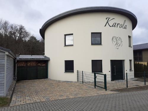 文迪施里茨KAMA Ferienhäuser Haus Karola的白色的建筑,上面写着卡尔巴拉字