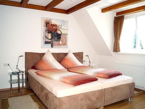 弗莱堡Andrea's Ferienwohnungen的一张床上有两个枕头的房间