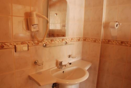 达利安Hotel Dönmez的一间带水槽和镜子的浴室