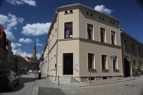 菲尔斯滕贝格Gästehaus INNFernow的街道边的白色建筑
