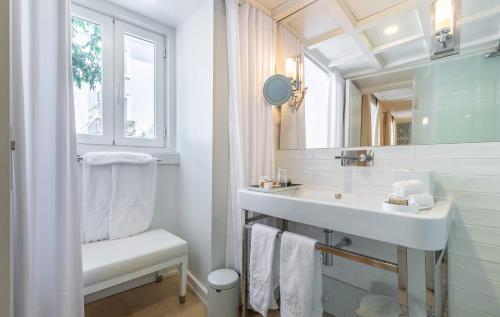 里斯本圣地亚哥阿尔法玛 - 精品酒店的白色的浴室设有水槽和镜子