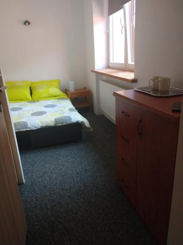 雷达Villa Hillas的一间卧室配有一张带黄色枕头的床和梳妆台