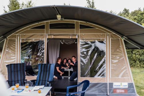 巴古尔Country Camp camping Begur的一群人坐在帐篷里