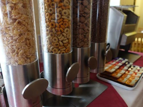 布莱克浦金斯克洛斯酒店的连排的食品机,里面装有坚果
