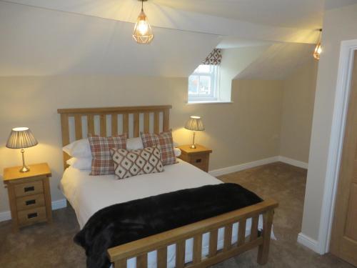 MeifodThe Kings Head的一间卧室配有一张带2个床头柜和2盏灯的床。