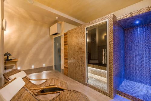 马里纳迪马萨斯特拉德拉维西利亚酒店的浴室设有蓝色瓷砖淋浴。