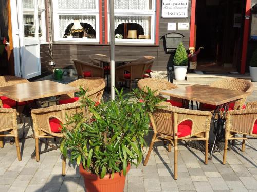 Zorge克莱纳科莫多宾馆的户外庭院配有桌椅和盆栽植物