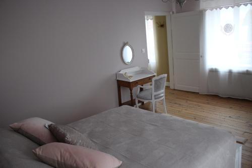 MardeuilLA PART DES ANGES的一间卧室配有一张床、一张书桌和一面镜子