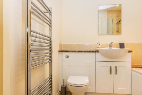 大莫尔文Guest Homes - Hillbrook House Apartment的浴室配有白色卫生间和盥洗盆。