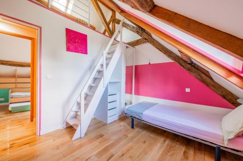 MontgeroultLe Colombier - Fairytale Factory的一间卧室设有双层床和楼梯。