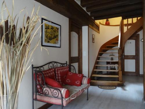 Saint Laurent NouanLe Clos Elisa的一间带红色沙发的客厅和楼梯