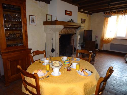 Saint Laurent NouanLe Clos Elisa的餐桌和黄色桌布