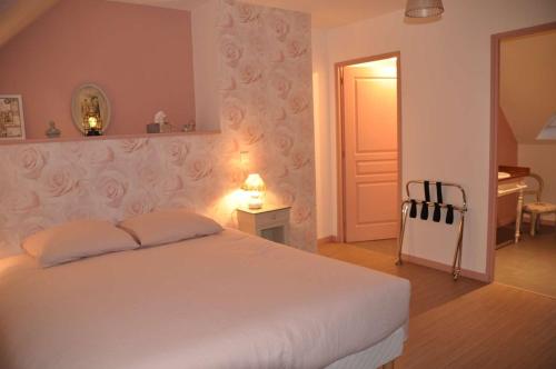 索姆河畔的圣瓦列里Le Nid de Val'Ry的卧室配有一张白色大床和一张书桌