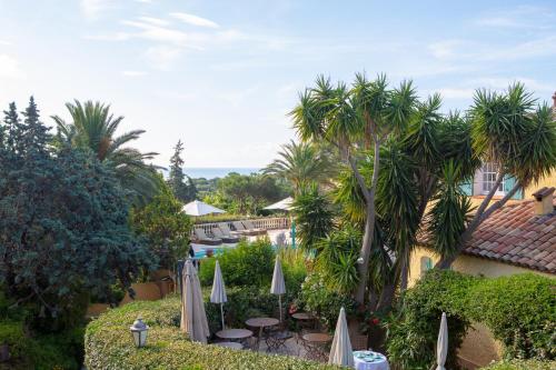 圣特罗佩圣廷苑德庞普洛纳旅馆的享有带桌子和遮阳伞的度假村景色