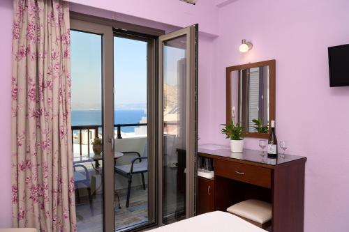 圣加利尼阿夫拉住宿加早餐旅馆的一间卧室设有海景客房