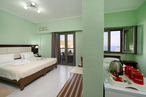圣加利尼阿夫拉住宿加早餐旅馆的一间卧室配有一张床和一个水槽