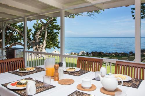 尼格瑞尔Llantrissant Beachcliff Villa的一张带食物的桌子,享有海景