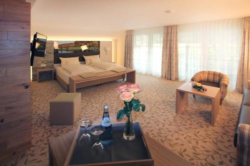 LauchheimLandgasthof Sonne的大型酒店客房设有床和客厅。
