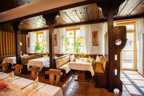 LauchheimLandgasthof Sonne的一间在房间内配有桌椅的餐厅