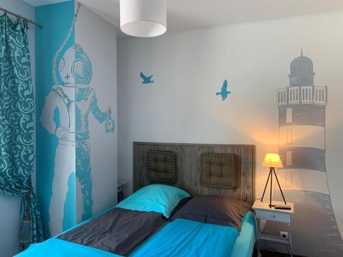 勒宝利古恩La Bergerie的卧室配有一张带壁画机器人的床