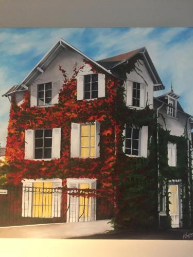 勒宝利古恩La Bergerie的常春藤覆盖的房子的画