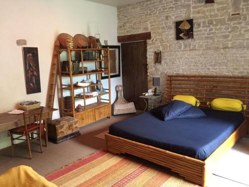 Ferrières阿卡西亚之家住宿加早餐旅馆的一间卧室设有一张大床和一个架子