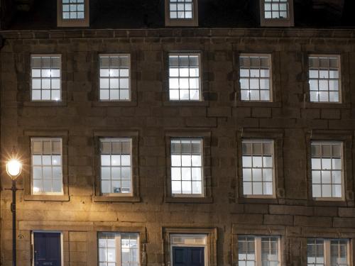 阿伯丁马歇尔公寓的一座砖砌的建筑,晚上有窗户