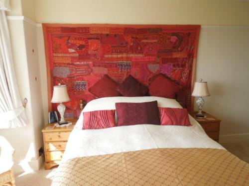达特茅斯Mounthaven Guest House的一间卧室设有一张红色墙壁的大床