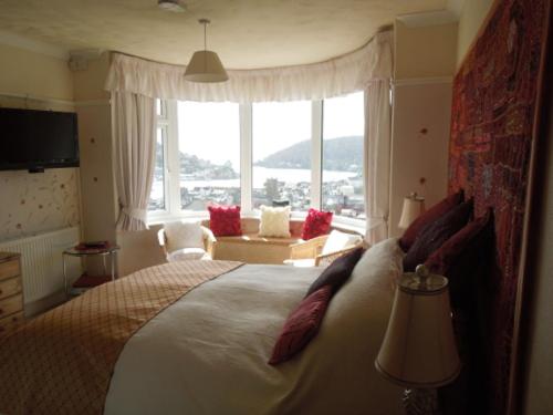达特茅斯Mounthaven Guest House的一间卧室设有一张大床和大窗户