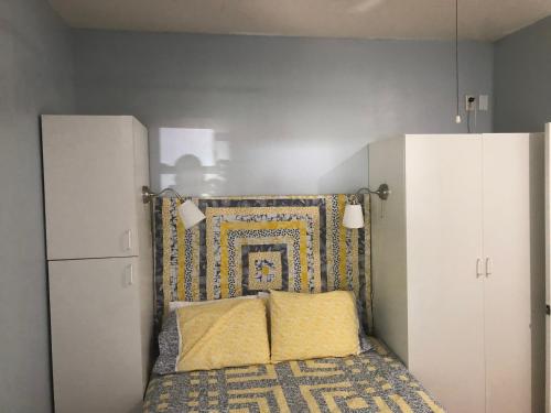 贝菲尔德Lucy's Place的一间小卧室,配有床和白色橱柜
