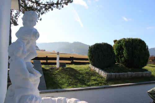 拜尔斯布龙Luxus-Landhaus im Schwarzwald/Baiersbronn mit Pool的 ⁇ 的院子中儿童雕像