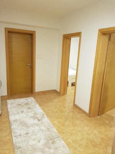 Dubrave GornjeApartment Paradise Enver的一个空房间,有两个门和一个地毯