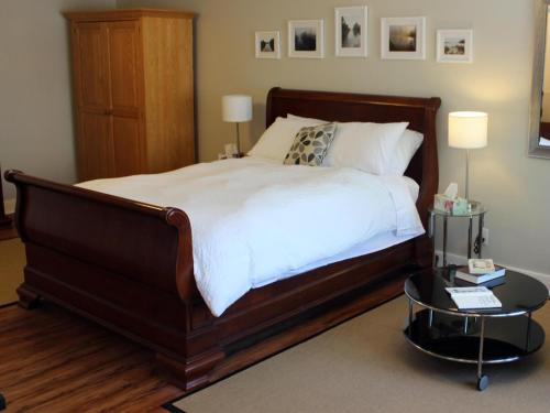 MerrickvilleMerrickville Guest Suites的一间卧室配有一张大床和一张桌子