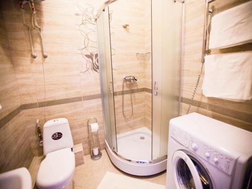 敖德萨Apartments Etazh的带淋浴和洗衣机的浴室