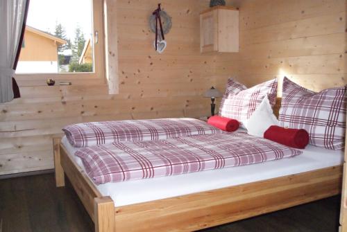 瓦格赖恩Chalet Bergheimat的一间卧室配有一张木墙床